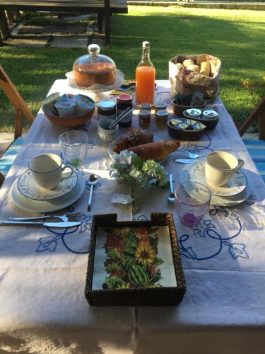 a picnic table with food and drinks on it at La CRI Bed & Breakfast in Giustino