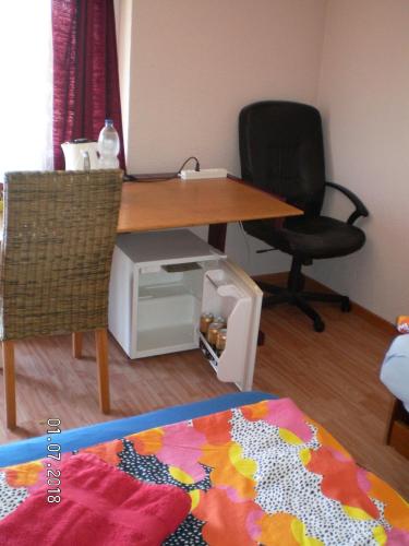 una oficina con escritorio, silla y mesa en Visavis en Gondiswil