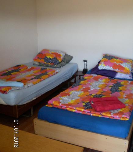 dos camas sentadas una al lado de la otra en una habitación en Visavis en Gondiswil