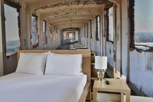 1 dormitorio con 1 cama en una sala de tren en Krymwood Flats Wynwood - By RocketStay, en Miami