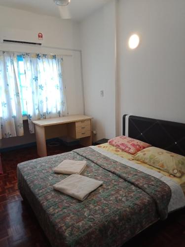 una camera da letto con un letto e due asciugamani di Selesa hillhomes, R2L5Y a Bukit Tinggi