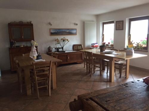 een woonkamer met houten tafels en stoelen bij Bed & Breakfast Col Mazzet in Belluno