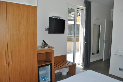 Μια τηλεόραση ή/και κέντρο ψυχαγωγίας στο Hotel Residence Laigueglia free parking
