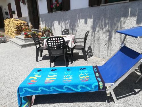 a table and chairs with a table and a blue sheet at Civico 10 in Candide