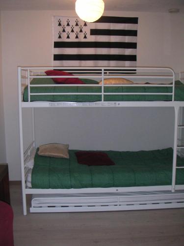 - 2 lits superposés dans un dortoir de drapeau américain dans l'établissement Les Comptoirs, à Saint-Malo