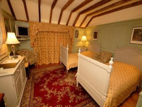 Кровать или кровати в номере Wolds Village Hotel