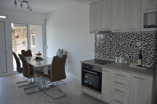 Cuisine ou kitchenette dans l'établissement Apartments Djedovic 2