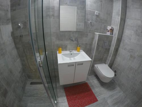 Salle de bains dans l'établissement Apartments Djedovic 2