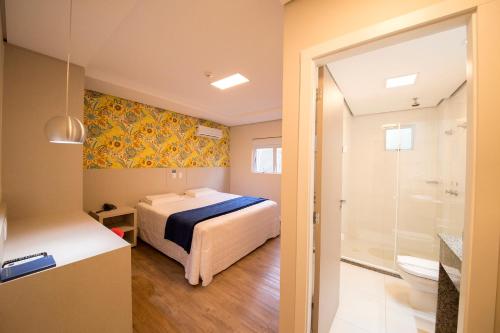 Giường trong phòng chung tại Hiber Hotel - Acesso a Chapecó