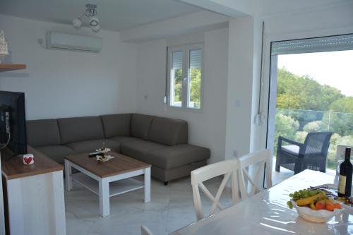 un salon avec un canapé et une table dans l'établissement Apartments Djedovic 2, à Petrovac na Moru