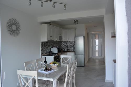 Cuisine ou kitchenette dans l'établissement Apartments Djedovic 2