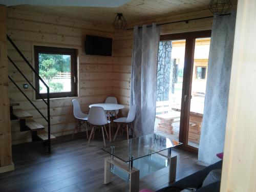a room with a table and chairs and a window at Solankowe Zacisze in Baryczka