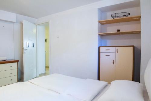 Een bed of bedden in een kamer bij Apartments Bukovšek