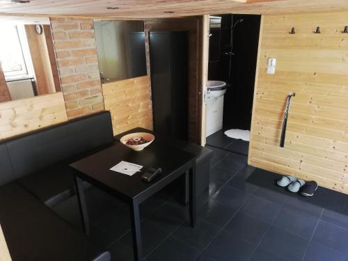 Habitación pequeña con mesa y baño. en Tattoo Apartman, en Szeged