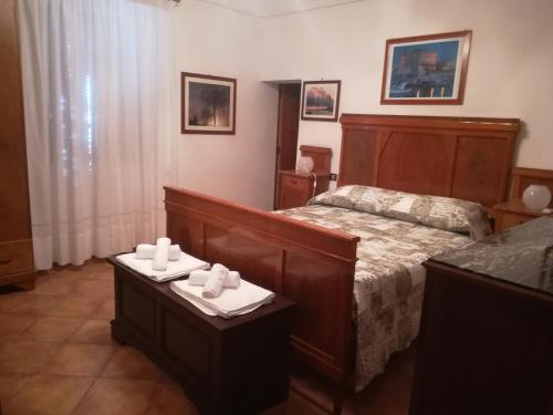 una camera con un letto e due tavoli di Le Case Di Tufo Riccio di mare a Favignana