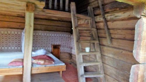 Un dormitorio con dos literas y una escalera. en Vehmaanpirtti, en Orivesi