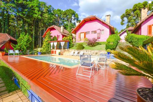 a house with a swimming pool in a yard at Pousada Ana Terra in Monte Verde