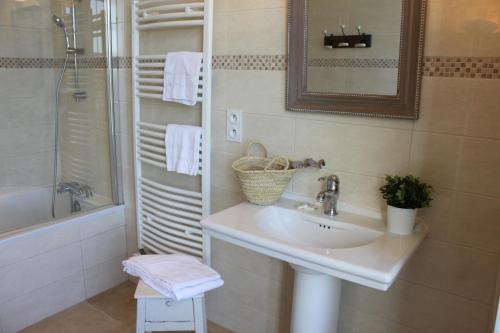 un baño con lavabo y ducha en Chambres d'Hôtes Château de Martragny, en Martragny