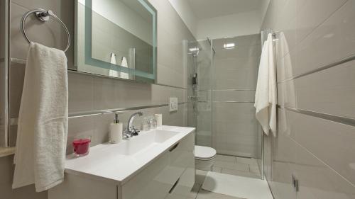 Bilik mandi di Villa Lorena