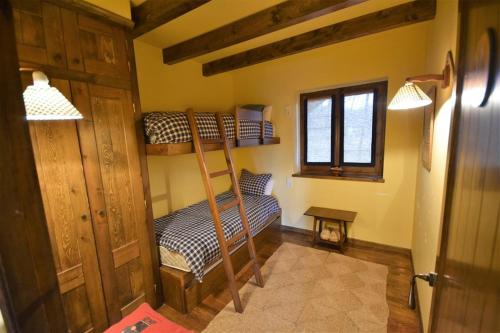 A bed or beds in a room at Casa en Bolvir, jardin y piscina