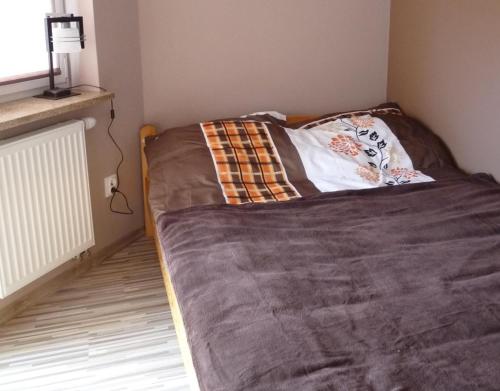 ヤストシェンビャ・グラにあるApartament Kliper Jastrzębia Góraのベッド(毛布、枕付)