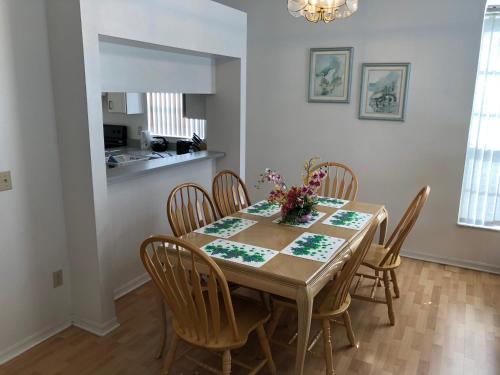 a dining room with a table and chairs at Laguna Villas in Kissimmee