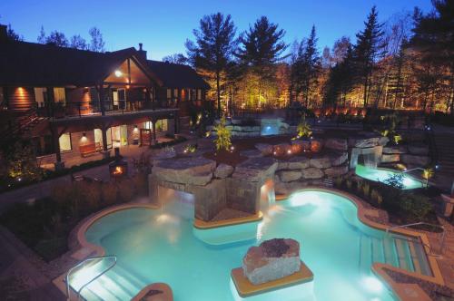 a swimming pool in a yard with a house at Kinipi Spa Nordique & Hebergement in Trois-Rivières