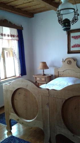 Un pat sau paturi într-o cameră la Nosztalgia Vendégház
