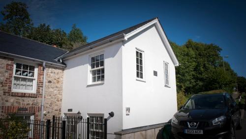 Gallery image of Stamps 'Cosy' Cottage with Spa Hot Tub, Parking & River Walk to the Sea in Uplyme