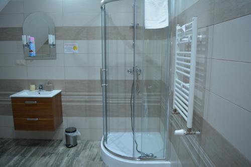 Et badeværelse på Sieraton Pokoje i Apartament