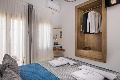 Postel nebo postele na pokoji v ubytování Evlimeni Suites