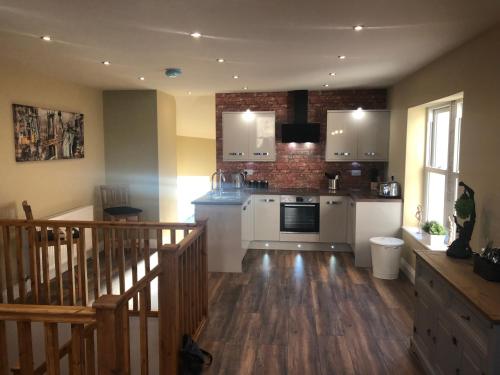 Kuchyň nebo kuchyňský kout v ubytování HomeArms Cottage
