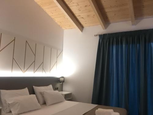 Ein Bett oder Betten in einem Zimmer der Unterkunft First House