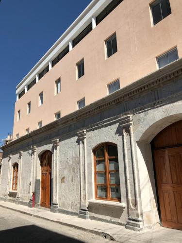 Το κτήριο όπου στεγάζεται  το διαμέρισμα