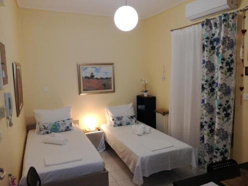 Postel nebo postele na pokoji v ubytování Apartment studio near Marousi station Athens