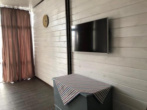 TV at/o entertainment center sa Apartamenty u moria