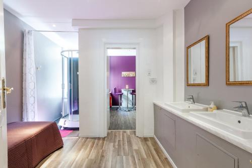 ベルリンにあるDilo Apartments - MyGold Apartment 120 SQMの白いバスルーム(シンク、鏡付)