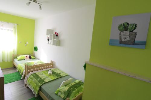 Ένα ή περισσότερα κρεβάτια σε δωμάτιο στο Kuća za odmor Modra oaza