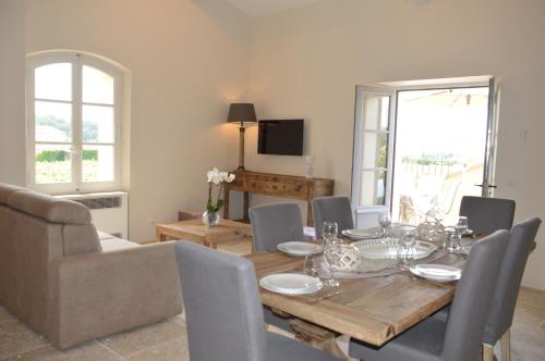 a dining room with a table and chairs at Les Gîtes Du Clos D'Olea in Oppède