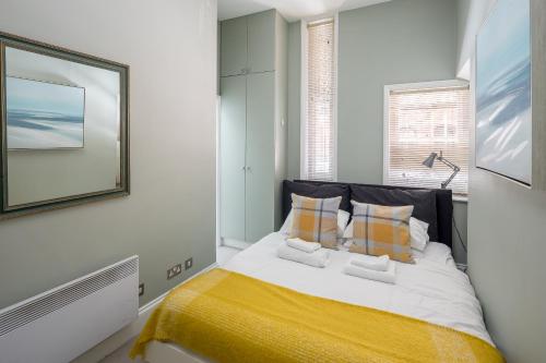 Postel nebo postele na pokoji v ubytování 1 minute from Sloane square Homm walkable to Harrods and Kings Road