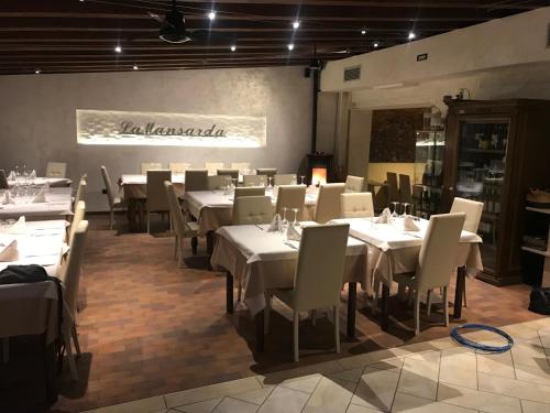 a dining room with white tables and chairs at Agriturismo Casa Villi in Solferino