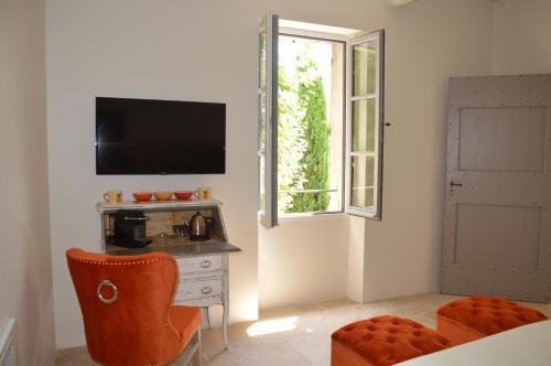 a living room with a desk and a window at Le Clos D'Olea in Oppède