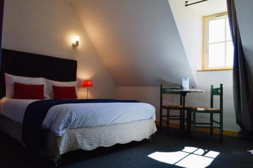 A bed or beds in a room at Hôtel de France