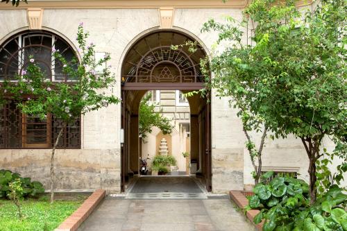 ナポリにある50 SUITE Relais&Relaxのアーチ型の建物の入口