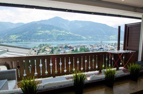 Vista generica sulle montagne o vista sulle montagne dall'interno dell'appartamento