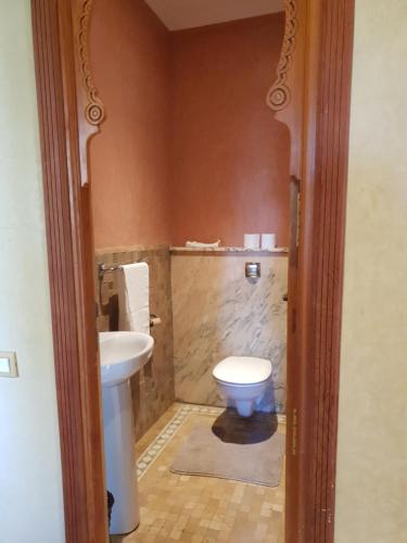 La salle de bains est pourvue de toilettes et d'un lavabo. dans l'établissement Palmeraie village, à Marrakech