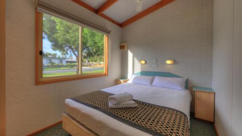 Ein Bett oder Betten in einem Zimmer der Unterkunft Yarrawonga Holiday Park