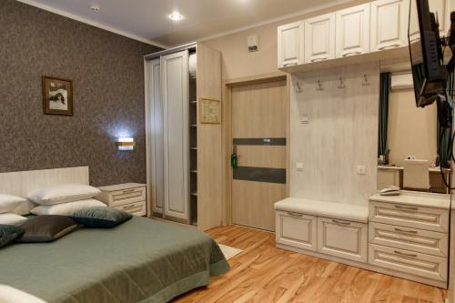 Schlafzimmer mit einem Bett und einer Badewanne in der Unterkunft Hotel Amurasso in Blagoweschtschensk