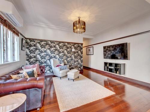 - un salon avec un canapé et une table dans l'établissement Anville Court, à Brisbane