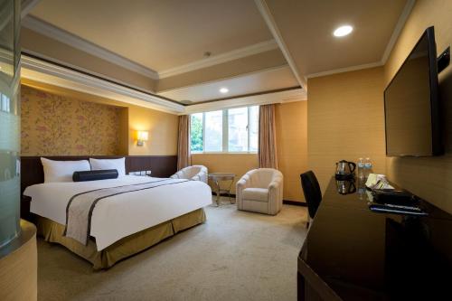 Habitación de hotel con cama y TV en Good Life Hotel - Shang Hwa en Taipéi